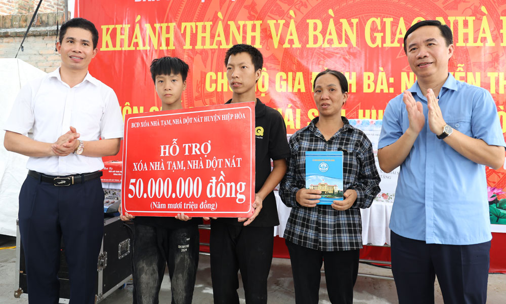 Những ngôi nhà đại đoàn kết giúp người nghèo an cư
